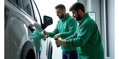 Équipe LavagePro Paris en train de nettoyer un véhicule avec professionnalisme.
